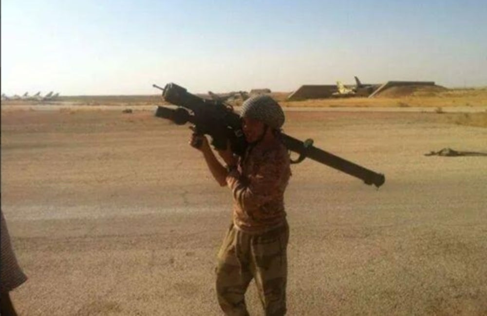 Kαρέ καρέ η κατάρριψη συριακού μαχητικού με MANPAD – Μετά έκοψαν τον λαιμό στον πιλότο (βίντεο)